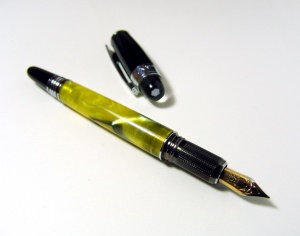 قلم حبر مقلد لماركة مونبلان. وقد عجبني تصميمه الكلاسيكي والمواد النصف شفافة المستخدمة فيه